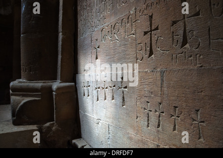 Khachkars, armenische Kreuzsteine in der Surb Karapet Kirche, Kloster Noravank, Armenien Stockfoto