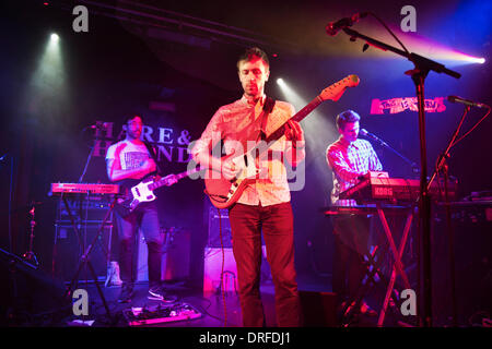 Birmingham, Vereinigtes Königreich. 23. Januar 2014. Britische Rockband Teleman führen einen Gig in The Hare & Hounds, Kings Heath, Birmingham. Führen Sie Sänger und Gitarrist (vorne) Thomas Sanders. Stockfoto