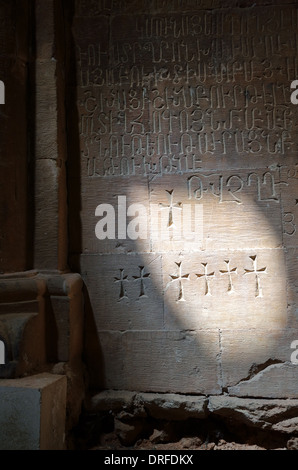 Khachkars, armenische Kreuzsteine in der Surb Karapet Kirche, Kloster Noravank, Armenien Stockfoto