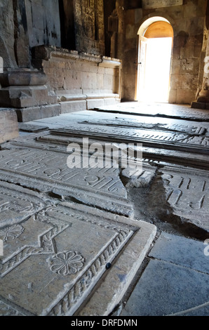 Grabsteine auf dem Boden der St. Karapet Kirche im Kloster Noravank, Armenien Stockfoto