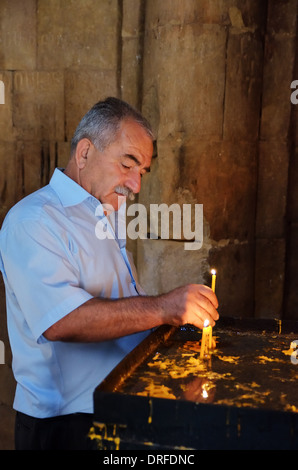 Man betet in der Surb Karapet Kirche, Kloster Noravank, Armenien Stockfoto