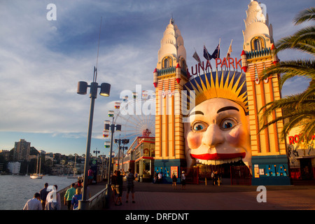 Luna Park Sydney Gesicht über dem Eingang zum Freizeitpark Kirmes Menschen ankommen von Ferry Wharf Sydney New South Wales Australien Stockfoto