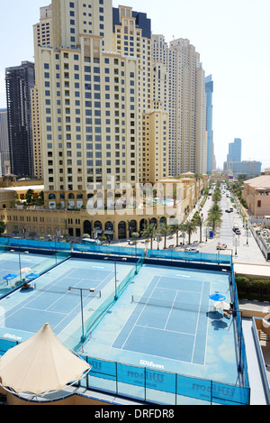 Die Tennisplätze in der Nähe von einem Spaziergang am Jumeirah Beach Residence, Dubai, Vereinigte Arabische Emirate. Stockfoto