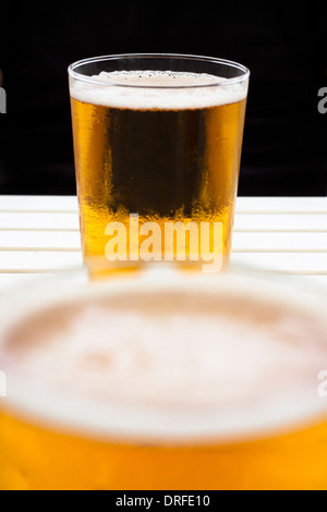 Nahaufnahme von frischen Glas Bier am Tisch. Stockfoto