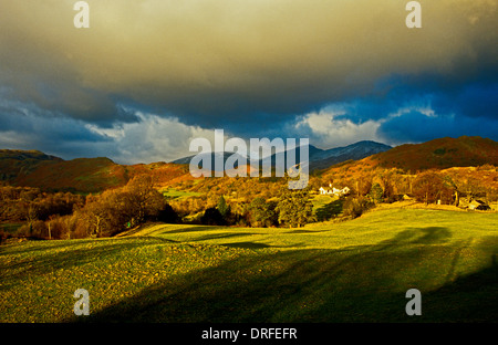 Stürmische späten Abendlicht im Lake District mit Blick über die offene Landschaft in Richtung fernen Berge. Stockfoto