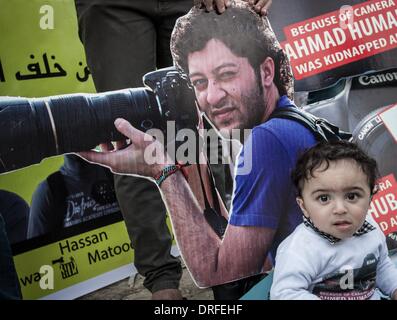 Sitra, Bahrain. 24. Januar 2014. S.Reda Humaidan, Sohn der Inhaftierten Fotojournalist Ahmed Humaidan, die festgenommen wurden, wegen Deckung Bahrain Aufstand, Opposition Sit-in in Sitra Dorf mit Titel Bürger Fall erhöhten Parolen Anti-Regierungs-Demonstranten fordern für Demokratie und Freiheit, veröffentlichen alle politischen Demonstranten und den politisch Verantwortlichen am 24. Januar 2014. Bildnachweis: Ahmed Alfardan/NurPhoto/ZUMAPRESS.com/Alamy Live-Nachrichten Stockfoto