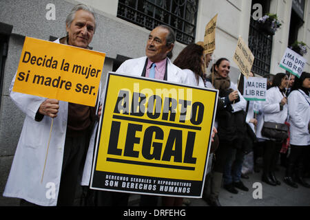 Madrid, Spanien. 23. Januar 2014. Demonstranten Anzeigen Banner wo es geschrieben, "legale Abtreibung '', hat '' eine Frau entscheidet, wann, Mutter zu sein '' bei einem Protest gegen das Abtreibungsgesetz in Madrid, Spanien Donnerstag, 23. Januar 2014 hundert Menschen versammelten sich am Donnerstag Nachmittag vor der französischen Botschaft in Madrid an den Schrei der '' legale Abtreibung sterben zu vermeiden '' zu bitten um Asyl aus Protest gegen das neue Abtreibungsgesetz in Spanien befördert der spanische Minister von Gerechtigkeit , Alberto Ruiz-GallardÃƒÂ³n. Bildnachweis: Rodrigo Garcia/NurPhoto/ZUMAPRESS.com/Alamy Live-Nachrichten Stockfoto