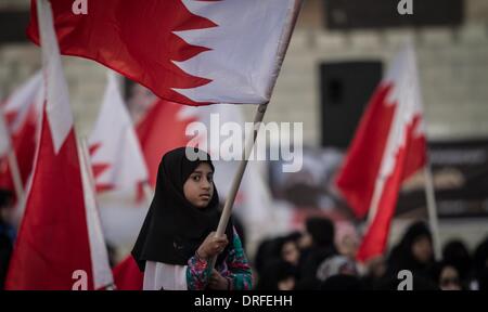 Sitra, Bahrain. 24. Januar 2014. am 24. Januar 2014 veröffentlichen Opposition Sit-in in Sitra Dorf mit Titel Bürger jedenfalls Anti-Regierungs-Demonstranten Slogans fordern für Demokratie und Freiheit, hob alle politischen Demonstranten und den politisch Verantwortlichen. Bildnachweis: Ahmed Alfardan/NurPhoto/ZUMAPRESS.com/Alamy Live-Nachrichten Stockfoto