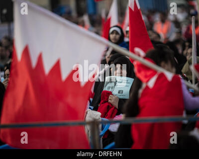 Sitra, Bahrain. 24. Januar 2014. am 24. Januar 2014 veröffentlichen Opposition Sit-in in Sitra Dorf mit Titel Bürger jedenfalls Anti-Regierungs-Demonstranten Slogans fordern für Demokratie und Freiheit, hob alle politischen Demonstranten und den politisch Verantwortlichen. Bildnachweis: Ahmed Alfardan/NurPhoto/ZUMAPRESS.com/Alamy Live-Nachrichten Stockfoto