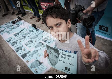 Sitra, Bahrain. 24. Januar 2014. am 24. Januar 2014 veröffentlichen Opposition Sit-in in Sitra Dorf mit Titel Bürger jedenfalls Anti-Regierungs-Demonstranten Slogans fordern für Demokratie und Freiheit, hob alle politischen Demonstranten und den politisch Verantwortlichen. Bildnachweis: Ahmed Alfardan/NurPhoto/ZUMAPRESS.com/Alamy Live-Nachrichten Stockfoto