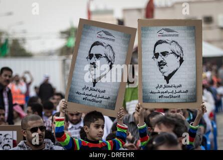 Sitra, Bahrain. 24. Januar 2014. am 24. Januar 2014 veröffentlichen Opposition Sit-in in Sitra Dorf mit Titel Bürger jedenfalls Anti-Regierungs-Demonstranten Slogans fordern für Demokratie und Freiheit, hob alle politischen Demonstranten und den politisch Verantwortlichen. Bildnachweis: Ahmed Alfardan/NurPhoto/ZUMAPRESS.com/Alamy Live-Nachrichten Stockfoto
