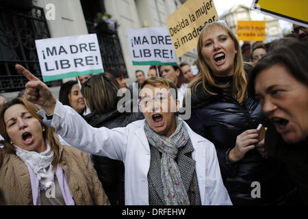 Madrid, Spanien. 23. Januar 2014. Demonstranten schreien Reivindicative Parolen bei einem Protest gegen das Abtreibungsgesetz in Madrid, Spanien Donnerstag, 23. Januar 2014. Hundert Menschen versammelten sich am Donnerstag Nachmittag vor der französischen Botschaft in Madrid an den Schrei der '' legale Abtreibung sterben zu vermeiden '' um Asyl aus Protest gegen das neue Abtreibungsgesetz in Spanien gefördert durch die spanische Justizminister Alberto Ruiz-GallardÃƒÂ³n bitten. Bildnachweis: Rodrigo Garcia/NurPhoto/ZUMAPRESS.com/Alamy Live-Nachrichten Stockfoto