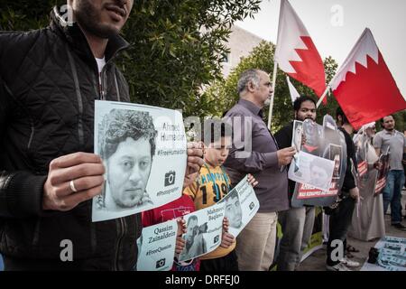 Sitra, Bahrain. 24. Januar 2014. am 24. Januar 2014 veröffentlichen Opposition Sit-in in Sitra Dorf mit Titel Bürger jedenfalls Anti-Regierungs-Demonstranten Slogans fordern für Demokratie und Freiheit, hob alle politischen Demonstranten und den politisch Verantwortlichen. Bildnachweis: Ahmed Alfardan/NurPhoto/ZUMAPRESS.com/Alamy Live-Nachrichten Stockfoto