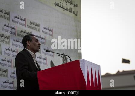 Sitra, Bahrain. 24. Januar 2014. am 24. Januar 2014 veröffentlichen Opposition Sit-in in Sitra Dorf mit Titel Bürger jedenfalls Anti-Regierungs-Demonstranten Slogans fordern für Demokratie und Freiheit, hob alle politischen Demonstranten und den politisch Verantwortlichen. Bildnachweis: Ahmed Alfardan/NurPhoto/ZUMAPRESS.com/Alamy Live-Nachrichten Stockfoto