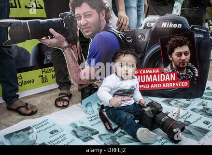 Sitra, Bahrain. 24. Januar 2014. S.Reda Humaidan, Sohn der Inhaftierten Fotojournalist Ahmed Humaidan, die festgenommen wurden, wegen Deckung Bahrain Aufstand, Opposition Sit-in in Sitra Dorf mit Titel Bürger Fall erhöhten Parolen Anti-Regierungs-Demonstranten fordern für Demokratie und Freiheit, veröffentlichen alle politischen Demonstranten und den politisch Verantwortlichen am 24. Januar 2014. Bildnachweis: Ahmed Alfardan/NurPhoto/ZUMAPRESS.com/Alamy Live-Nachrichten Stockfoto