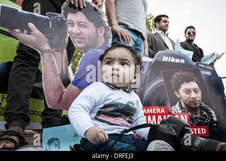Sitra, Bahrain. 24. Januar 2014. S.Reda Humaidan, Sohn der Inhaftierten Fotojournalist Ahmed Humaidan, die festgenommen wurden, wegen Deckung Bahrain Aufstand, Opposition Sit-in in Sitra Dorf mit Titel Bürger Fall erhöhten Parolen Anti-Regierungs-Demonstranten fordern für Demokratie und Freiheit, veröffentlichen alle politischen Demonstranten und den politisch Verantwortlichen am 24. Januar 2014. Bildnachweis: Ahmed Alfardan/NurPhoto/ZUMAPRESS.com/Alamy Live-Nachrichten Stockfoto