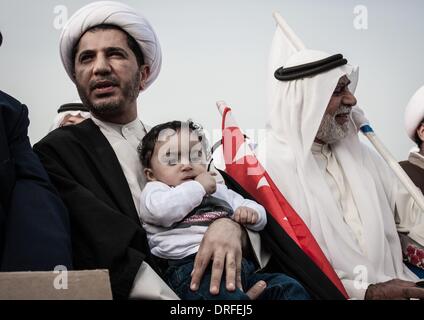 Sitra, Bahrain. 24. Januar 2014. am 24. Januar 2014 veröffentlichen Opposition Sit-in in Sitra Dorf mit Titel Bürger jedenfalls Anti-Regierungs-Demonstranten Slogans fordern für Demokratie und Freiheit, hob alle politischen Demonstranten und den politisch Verantwortlichen. Bildnachweis: Ahmed Alfardan/NurPhoto/ZUMAPRESS.com/Alamy Live-Nachrichten Stockfoto