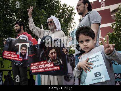 Sitra, Bahrain. 24. Januar 2014. am 24. Januar 2014 veröffentlichen Opposition Sit-in in Sitra Dorf mit Titel Bürger jedenfalls Anti-Regierungs-Demonstranten Slogans fordern für Demokratie und Freiheit, hob alle politischen Demonstranten und den politisch Verantwortlichen. Bildnachweis: Ahmed Alfardan/NurPhoto/ZUMAPRESS.com/Alamy Live-Nachrichten Stockfoto