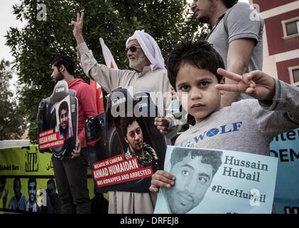 Sitra, Bahrain. 24. Januar 2014. am 24. Januar 2014 veröffentlichen Opposition Sit-in in Sitra Dorf mit Titel Bürger jedenfalls Anti-Regierungs-Demonstranten Slogans fordern für Demokratie und Freiheit, hob alle politischen Demonstranten und den politisch Verantwortlichen. Bildnachweis: Ahmed Alfardan/NurPhoto/ZUMAPRESS.com/Alamy Live-Nachrichten Stockfoto