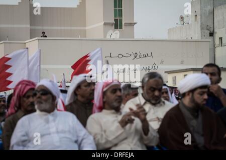 Sitra, Bahrain. 24. Januar 2014. am 24. Januar 2014 veröffentlichen Opposition Sit-in in Sitra Dorf mit Titel Bürger jedenfalls Anti-Regierungs-Demonstranten Slogans fordern für Demokratie und Freiheit, hob alle politischen Demonstranten und den politisch Verantwortlichen. Bildnachweis: Ahmed Alfardan/NurPhoto/ZUMAPRESS.com/Alamy Live-Nachrichten Stockfoto