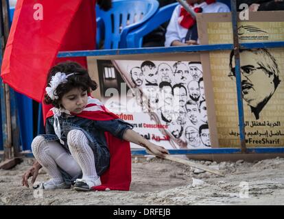 Sitra, Bahrain. 24. Januar 2014. am 24. Januar 2014 veröffentlichen Opposition Sit-in in Sitra Dorf mit Titel Bürger jedenfalls Anti-Regierungs-Demonstranten Slogans fordern für Demokratie und Freiheit, hob alle politischen Demonstranten und den politisch Verantwortlichen. Bildnachweis: Ahmed Alfardan/NurPhoto/ZUMAPRESS.com/Alamy Live-Nachrichten Stockfoto