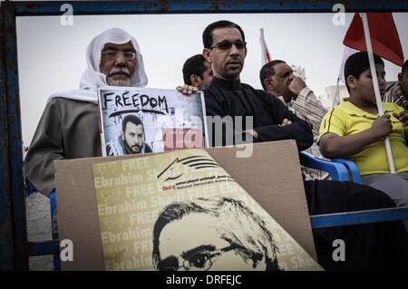 Sitra, Bahrain. 24. Januar 2014. am 24. Januar 2014 veröffentlichen Opposition Sit-in in Sitra Dorf mit Titel Bürger jedenfalls Anti-Regierungs-Demonstranten Slogans fordern für Demokratie und Freiheit, hob alle politischen Demonstranten und den politisch Verantwortlichen. Bildnachweis: Ahmed Alfardan/NurPhoto/ZUMAPRESS.com/Alamy Live-Nachrichten Stockfoto