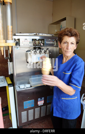 Frau verkauft Eis im Park, Eriwan, Armenien Stockfoto