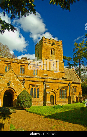 Pfarrkirche St. Michael in Nord Oxfordshire Dorf des Alkerton befindet sich in einem abfallenden bewaldeten Tal Stockfoto