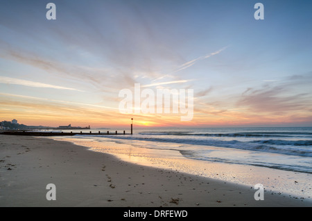 Sonnenaufgang am Durley Chine am Strand von Bournemouth mit dem Pier in der Ferne Stockfoto