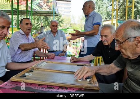 Ältere armenischen Männern spielen Backgammon im Park, Eriwan, Armenien Stockfoto