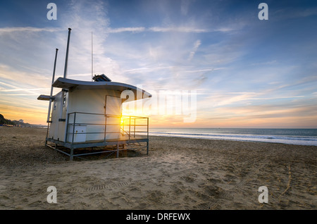 Ein Rettungsschwimmer-Hütte am bei Sonnenaufgang bei Durley Chine am Strand von Bournemouth in Dorset Stockfoto