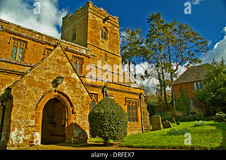 Pfarrkirche St. Michael in Nord Oxfordshire Dorf des Alkerton befindet sich in einem abfallenden bewaldeten Tal Stockfoto