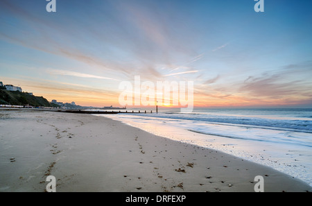 Sonnenaufgang am Durley Chine am Strand von Bournemouth mit dem Pier in der Ferne Stockfoto