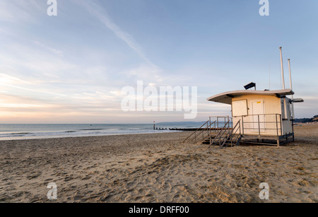 Strandwache am Strand von Bournemouth Durley Chine. Stockfoto