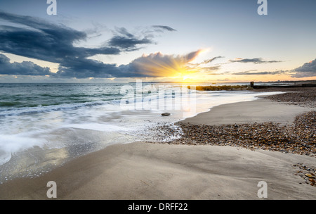 Sonnenuntergang am Strand Solent Hengistbury Head in der Nähe von Bournemouth in Dorset Stockfoto