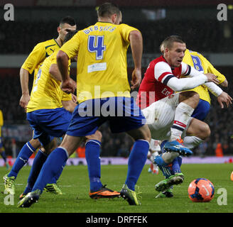 London, UK. 24. Januar 2014. London, R) von Arsenal wetteifert mit Spielern von Coventry City im FA Cup vierten Vorrundenspiel zwischen Arsenal und Coventry City im Emirates Stadium in Lukas Podolski(1st, R) von Arsenal wetteifert mit Spielern von Coventry City im FA Cup vierten Vorrundenspiel zwischen Arsenal und Coventry City im Emirates Stadium in London, Großbritannien am 24. Januar 2014. Arsenal gewann mit 4: 0. Bildnachweis: Wang Lili/Xinhua/Alamy Live-Nachrichten Stockfoto