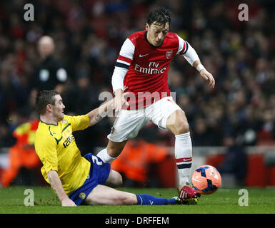 London, UK. 24. Januar 2014. Mesut Özil (R) von Arsenal wetteifert mit John Fleck von Coventry City im FA Cup vierten Vorrundenspiel zwischen Arsenal und Coventry City im Emirates Stadium in London, England am 24. Januar 2014. Arsenal gewann mit 4: 0. Bildnachweis: Wang Lili/Xinhua/Alamy Live-Nachrichten Stockfoto