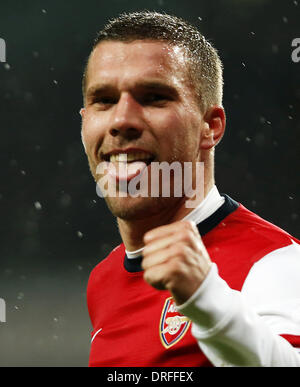 London, UK. 24. Januar 2014. Lukas Podolski Arsenal feiert sein zweites Tor in FA Cup vierten Vorrundenspiel zwischen Arsenal und Coventry City im Emirates Stadium in London, Großbritannien am 24. Januar 2014. Arsenal gewann mit 4: 0. Bildnachweis: Wang Lili/Xinhua/Alamy Live-Nachrichten Stockfoto