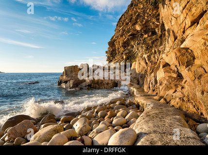 Der Strand von Porth Nanven Bucht in der Nähe von Lands End in Cornwall Stockfoto