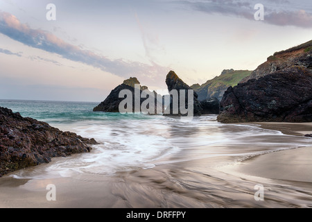 Sonnenuntergang am Kynance Cove Beach auf die Eidechse in Cornwall Stockfoto