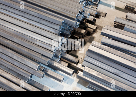 Metall-Vierkant-Rohr auf einem Haufen Stockfoto