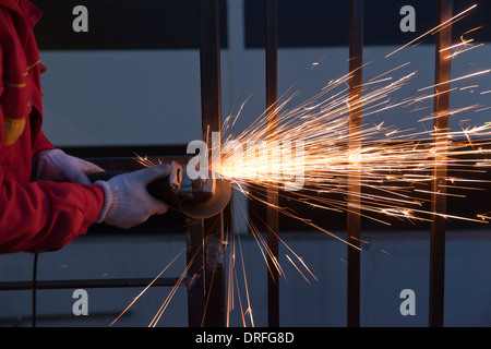 Arbeiter Schneiden von Metall mit Mahlwerk Stockfoto