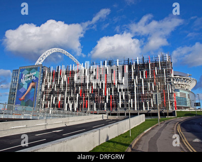 Ansicht des Wembley-Stadion mit der Londoner Designer Outlet Auto Park, London Borough of Brent, London, England, UK Stockfoto