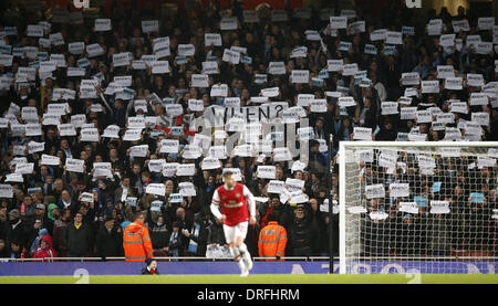 London, UK. 24. Januar 2014. Coventry City Fans halten Schilder aus Protest im FA Cup vierten Runde zwischen Arsenal und Coventry City im Emirates Stadium in London, Großbritannien am 24. Januar 2014 übereinstimmen. Coventry City verlor 0-4. Bildnachweis: Wang Lili/Xinhua/Alamy Live-Nachrichten Stockfoto