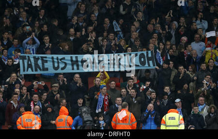 London, UK. 24. Januar 2014. Fans von Coventry City hält einen Banner nach FA Cup vierten Runde Spiel zwischen Arsenal und Coventry City im Emirates Stadium in London, England am 24. Januar 2014 zu protestieren. Coventry City verlor 0-4. Bildnachweis: Wang Lili/Xinhua/Alamy Live-Nachrichten Stockfoto