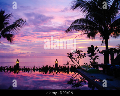 farbenprächtigen Sonnenuntergang über der Andamanensee in Khao Lak, Thailand. Blick vom Pool-bar Stockfoto