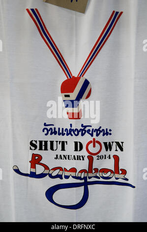 Bangkok, Thailand. 24. Januar 2014. "Shutdown Bangkok" t-shirt-Design. Am 12. Tag des "Shutdown Bangkok" haben die Thais die Proteste in einem Flohmarkt verwandelt. nach fast 3 Monaten protestieren gibt es immer noch Zehntausende von Demonstranten auf den Straßen von Bangkok fordern den Rücktritt von Ministerpräsident Thailands Yingluck Shinawatra. "Shutdown Bangkok" ist durch das Volk demokratische Reform Committee (Separatistischen) organisiert. Bildnachweis: Kraig Lieb / Alamy Live News Stockfoto