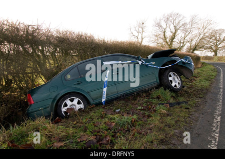 Rennstreckenareal Straße Straßen Backroads Blackice Glatteis eisigen Winter unbehandelt Polizei bewusst Band Schrott Versicherung schreiben o abgeschrieben Stockfoto