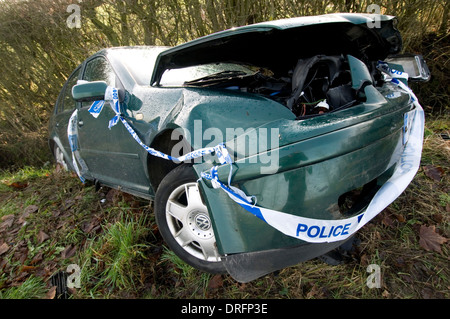 Rennstreckenareal Straße Straßen Backroads Blackice Glatteis eisigen Winter unbehandelt Polizei bewusst Band Schrott Versicherung schreiben o abgeschrieben Stockfoto