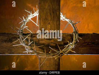 Dornenkrone um Ostern Kreuz gehängt Stockfoto